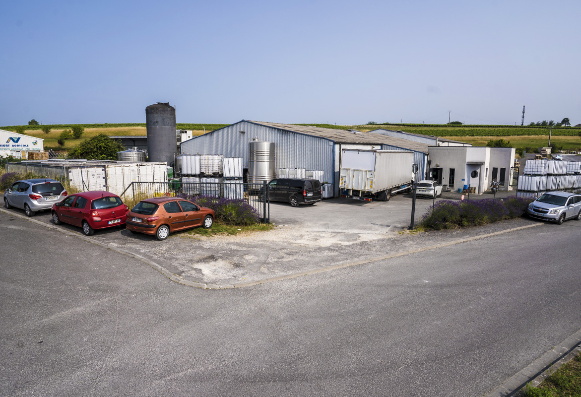 Vente  bâtiment industriel professionnel - Entrée du bâtiment de production à la vente  - Châteauneuf Charente